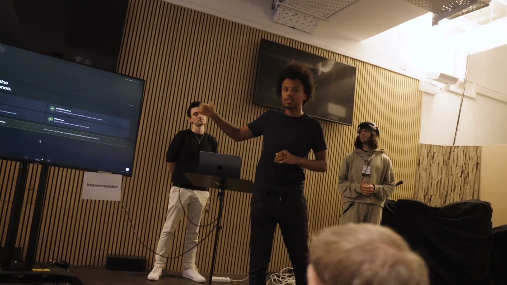 Lual pitcht Founta auf der Bühne eines Hackathons